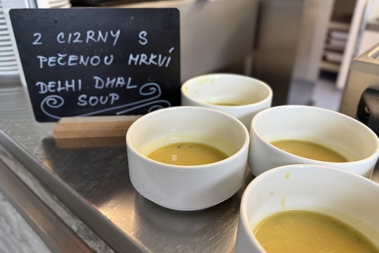 Maškarní veselí ve školní jídelně: když oběd chutná i baví Maškarní veselí ve školní jídelně: když oběd chutná i baví 1