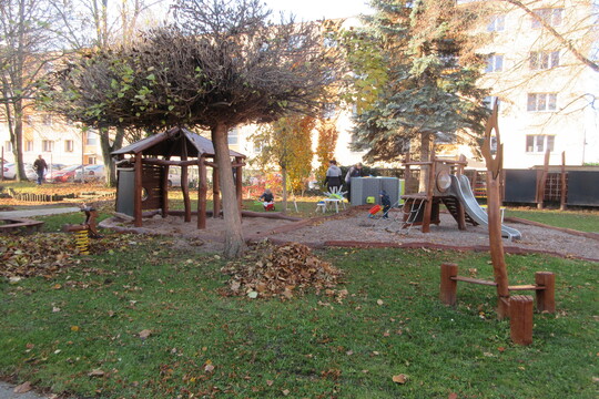 Úklid školní zahrady 1