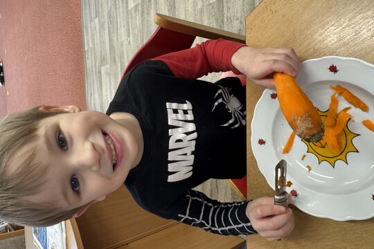 Motýlci z MŠ Kollárova - příprava pomazánky na odpoledne s rodiči 1