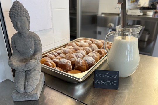 Maškarní veselí ve školní jídelně: když oběd chutná i baví Maškarní veselí ve školní jídelně: když oběd chutná i baví 1