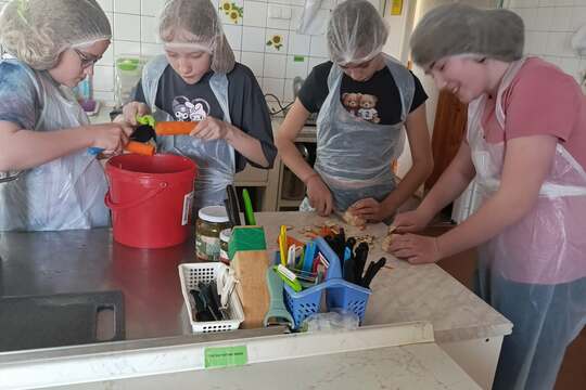 Brigádníci v kuchyni  1