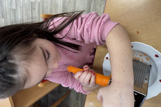 Motýlci z MŠ Kollárova - příprava pomazánky na odpoledne s rodiči 1