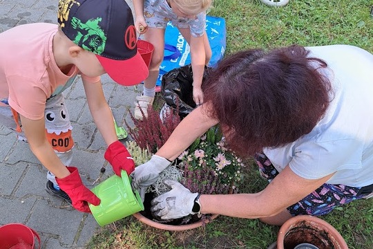 Vchod do školky se oblékl do podzimního kabátku 1