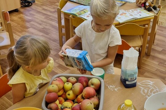 Ježečci z MŠ Soběchleby pečou buchtu z BIO jablíček 1