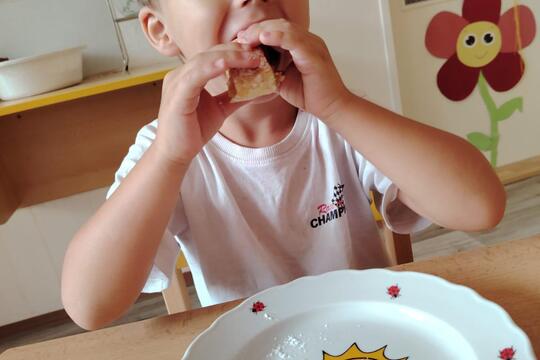 Kytičky z MŠ Kollárova - Jablečný závin 1