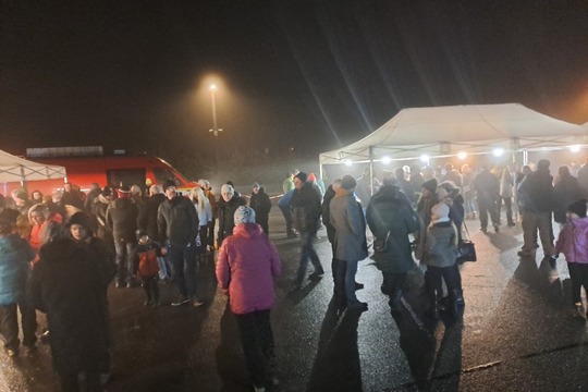 Rozsvícení vánočního stromečku s farmářským a školním jarmarkem Rozsvícení vánočního stromečku s farmářským a školním jarmarkem 1