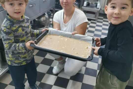 Děti pekly litý perník  1