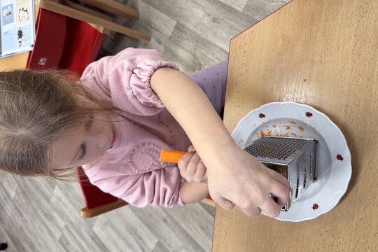 Motýlci z MŠ Kollárova - příprava pomazánky na odpoledne s rodiči 1