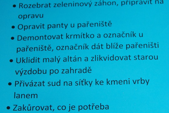 S prarodiči a rodiči na zahrádce 1