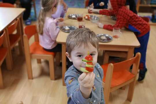 Když se děti baví jídlem 1