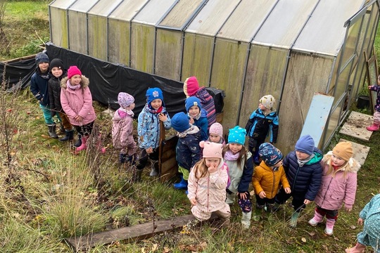 Děti tvoří kompost a pečují o skleník Děti tvoří kompost a pečují o skleník 1