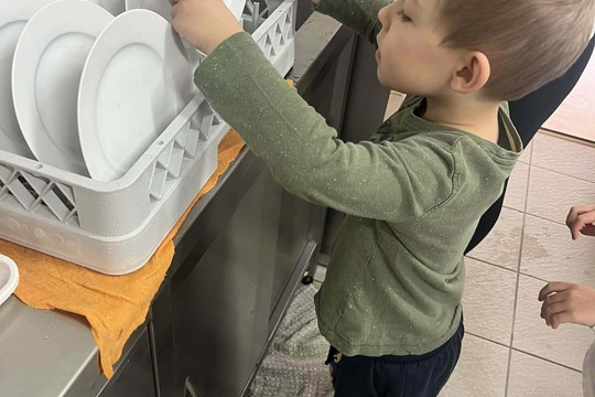 Děti v roli malých kuchařů a servírek 1