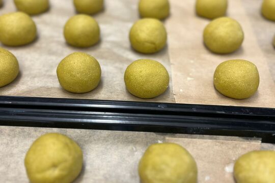 Když zdraví chutná: salát s pečenou rybou a domácí luštěninovou houstičkou Když zdraví chutná: salát s pečenou rybou a domácí luštěninovou houstičkou 1