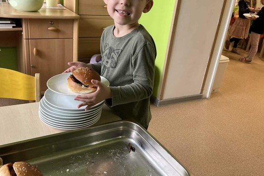 Děti v roli malých kuchařů a servírek 1