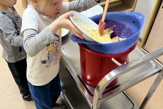 Děti v roli malých kuchařů a servírek 1