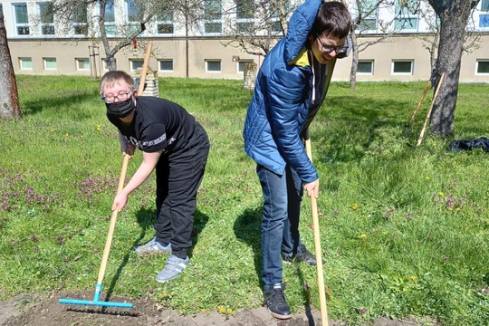 Pracujeme na školním pozemku 1