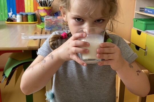 Nalijeme si mléko z farmy 1