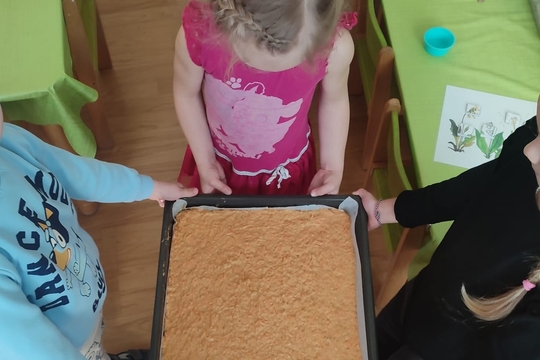 Jarní květinová buchta z mrkve 1