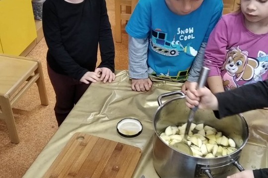 Voňavý jablečný kompot ve třídě Lodička 1