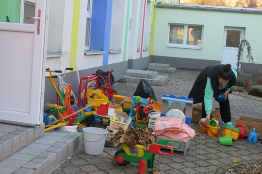 Úklid školní zahrady 1