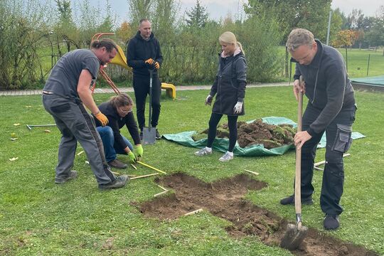 Odpolední brigáda s rodiči na školkové zahradě u Motýlků 1