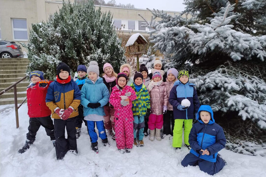 Děti z družiny pomáhají zimní přírodě 1