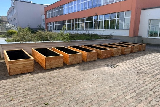 Naše školní zahrada roste pod rukama Naše školní zahrada roste pod rukama 1