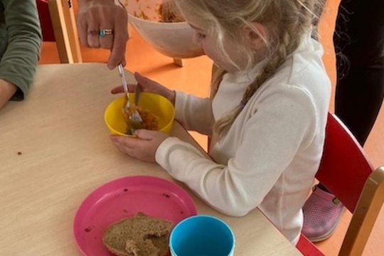 Mrkvovo-jablkový salát z vlastní úrody u Ježečků Mrkvovo-jablkový salát z vlastní úrody u Ježečků 1