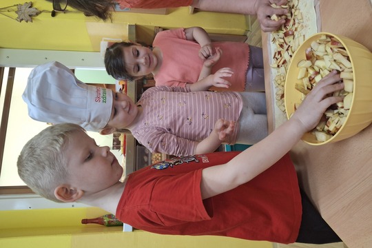 Ježečci a Medvídci z MŠ Soběchleby pečou jablečný štrůdl 1