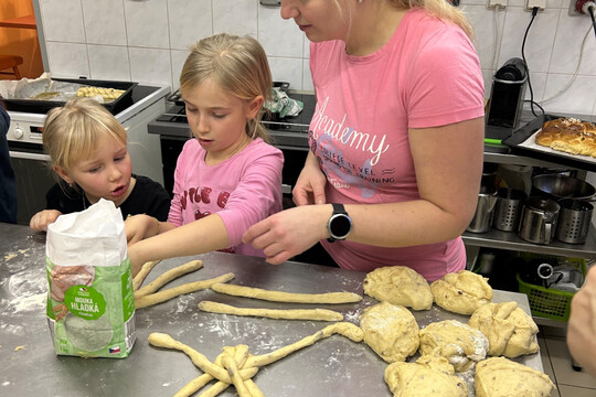 Vánoční pečení vánoček s rodiči Vánoční pečení vánoček s rodiči 1