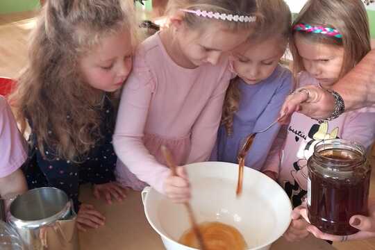 Vyrábíme křížaly a zdravý jablíčkový koláč. 1