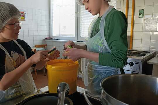 Brigádníci v kuchyni  1