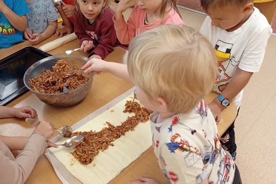 Malí kuchaři v akci: Jak si Broučci upekli zdravý jablkový závin Malí kuchaři v akci: Jak si Broučci upekli zdravý jablkový závin 1