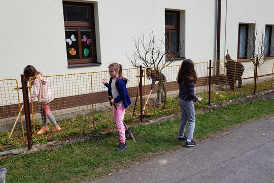 Jarní úklid kolem školy aneb udělejme svět hezčí 1