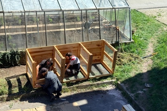 Naše školní zahrada roste pod rukama Naše školní zahrada roste pod rukama 1